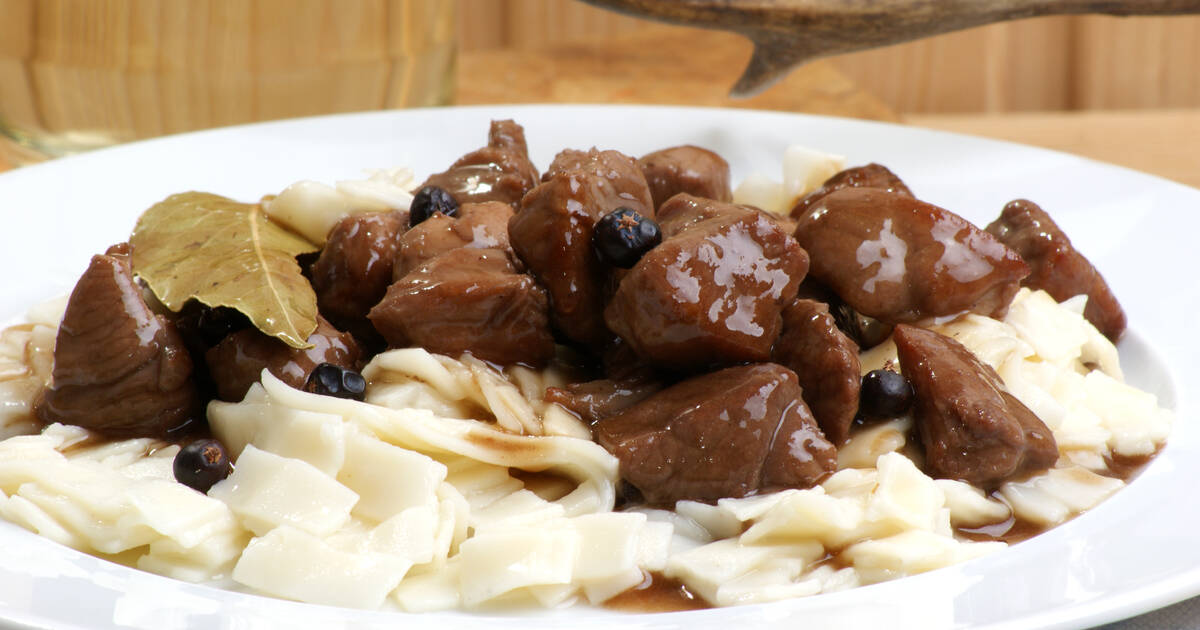 Gulasch Di Cervo Al Vino Rosso Con Speck Handl Tyrol