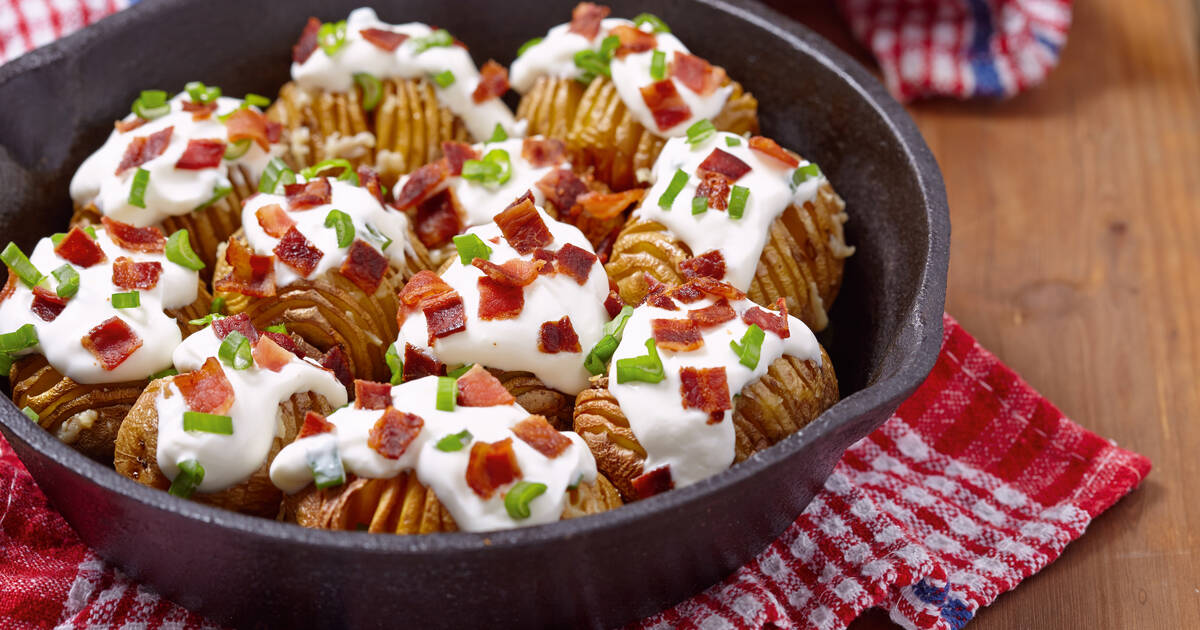 Patate tirolesi a fisarmonica con salsa di panna acida ...